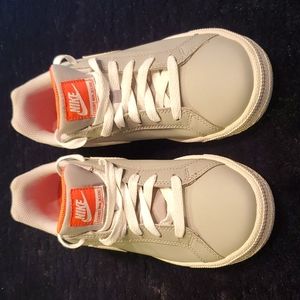 Nike- women's COURT MAJESTIC